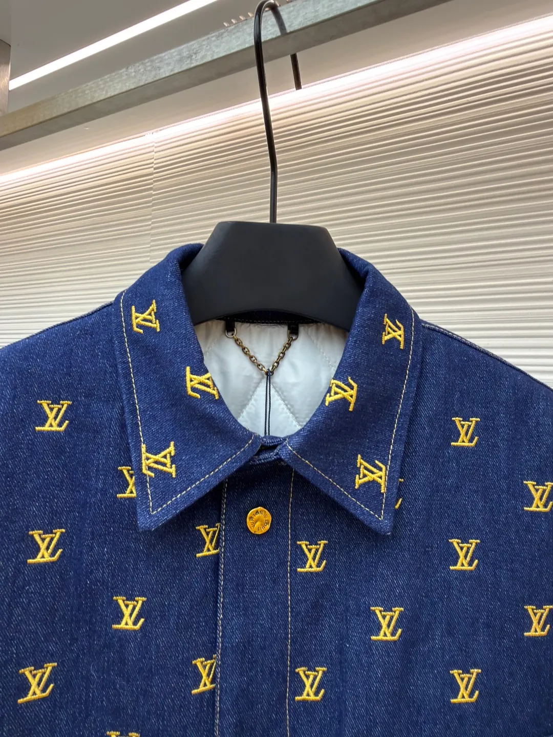 LOUIS VUITTON Full-frame embroidered denim splicing cotton jacket ●Original version: Purchased and developed for 29300 ●Item number: 1681690-B50 ●Material: twill denim cotton fabric ●Technology: embroidery production ●Color: royal blue ●Version: fitted version ●Weight: about 940 grams ●Size: 46-48-50-52 ●Description: Made of 10*10 count twill denim cotton, 11 ounces, 360 grams. Sleeves are woven, 50% cotton, 50% polyester. The lining is made of high-density rayon lining with 1400-wash cotton. The thread adopts 1*1 pure cotton 16 count double yarn thread. The access control button is made of electroplated brass four-button buckle, and the surface is electroplated with black oil and treated with black characters. The collar bar is electroplated brass and aged. The embroidery uses computer positioning embroidery technology. There are hundreds of embroidery logos on the front of the whole piece. The plate is adjusted 6 times. The printing fee is more expensive than clothes. The entire piece of clothing is aligned on the front, left, and back. The denim fabric is cut and washed from cloth, so that each cut piece is evenly colored. 1:1 high restoration. This baseball jacket is a clever update on a classic men's silhouette. The denim body is fully embroidered with the LV Blason pattern, and the handwritten Louis Vuitton logo is placed on the chest pocket to highlight the brand's identity. Nylon sleeves and rib elements collide with dynamic vitality, and the quilted lining has hidden functions that can easily transcend seasonal changes. The overall wiring is straight and delicate, the fabric is comfortable and soft, and the color is consistent without color difference. It can be matched with the same style to create a fashionable look and control various occasions. Customized accessories, complete with three standards, same style for men and women!